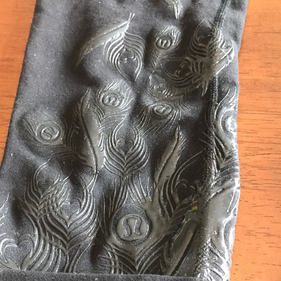Lululemon Black Acro Crop Peacock Print - Picture 3 of 3